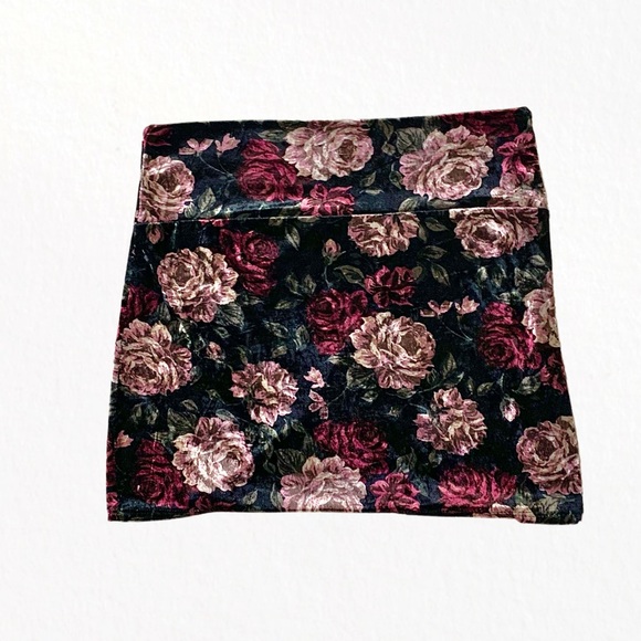 💵 🎁 Hot Gal Faux Velvet Mini Skirt w/ Rose Pattern - Picture 3 of 3
